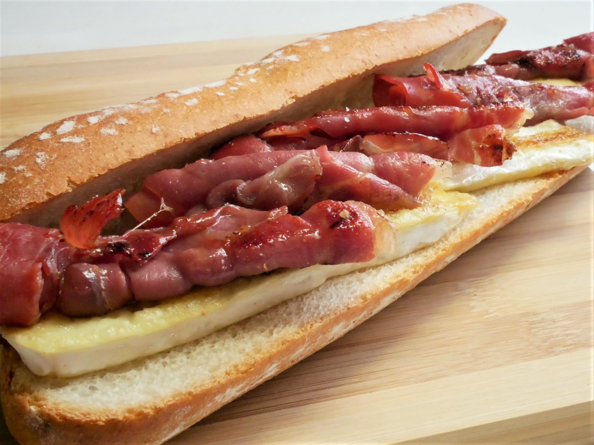 BOCADILLO DE QUESO BRIE Y JAMÓN SERRANO BOCADILLO DE QUESO BRIE Y JAMÓN SERRANO