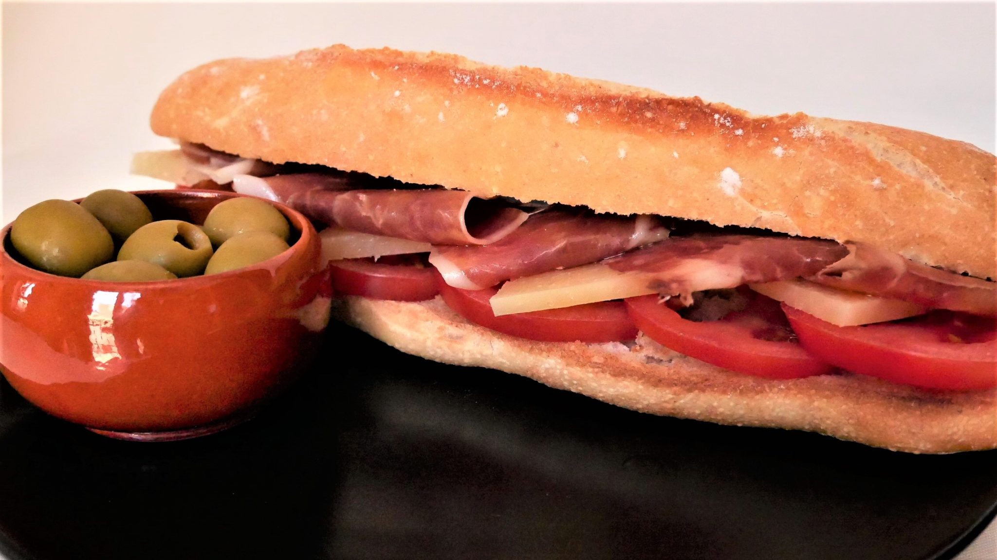 BOCADILLO DE TOMATE, JAMÓN SERRANO Y QUESO CURADO BOCADILLO DE TOMATE, JAMÓN SERRANO Y QUESO CURADO